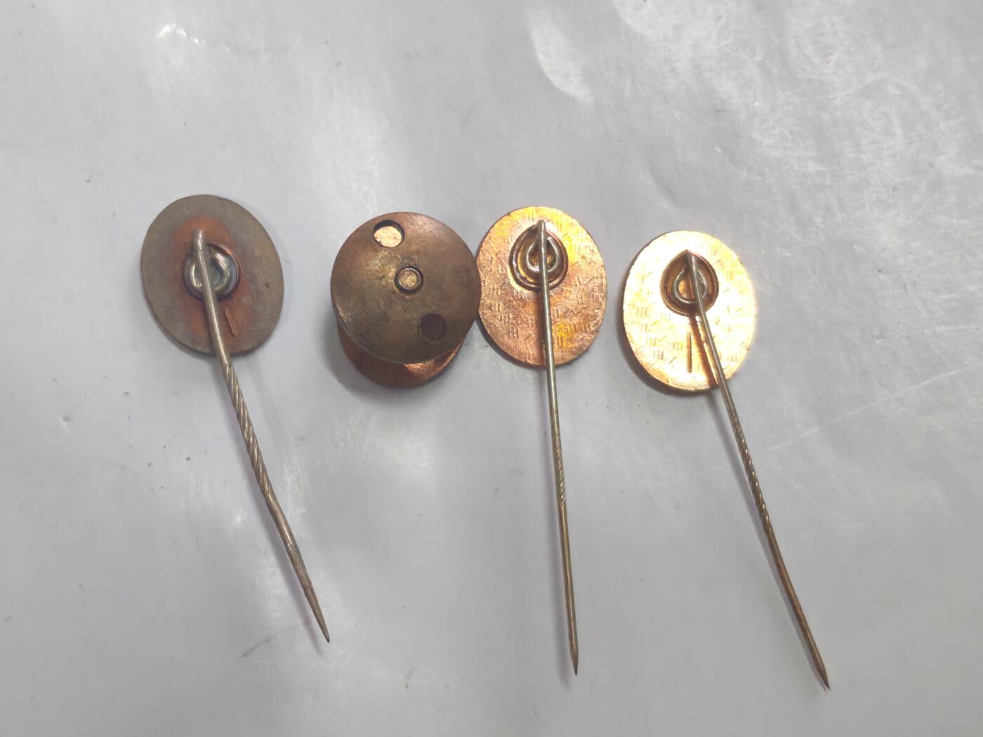 韵星假日军品类拍卖第52期  -- Rimey Holidays Militaria Auction 52 民主德国统一社会党党徽一组