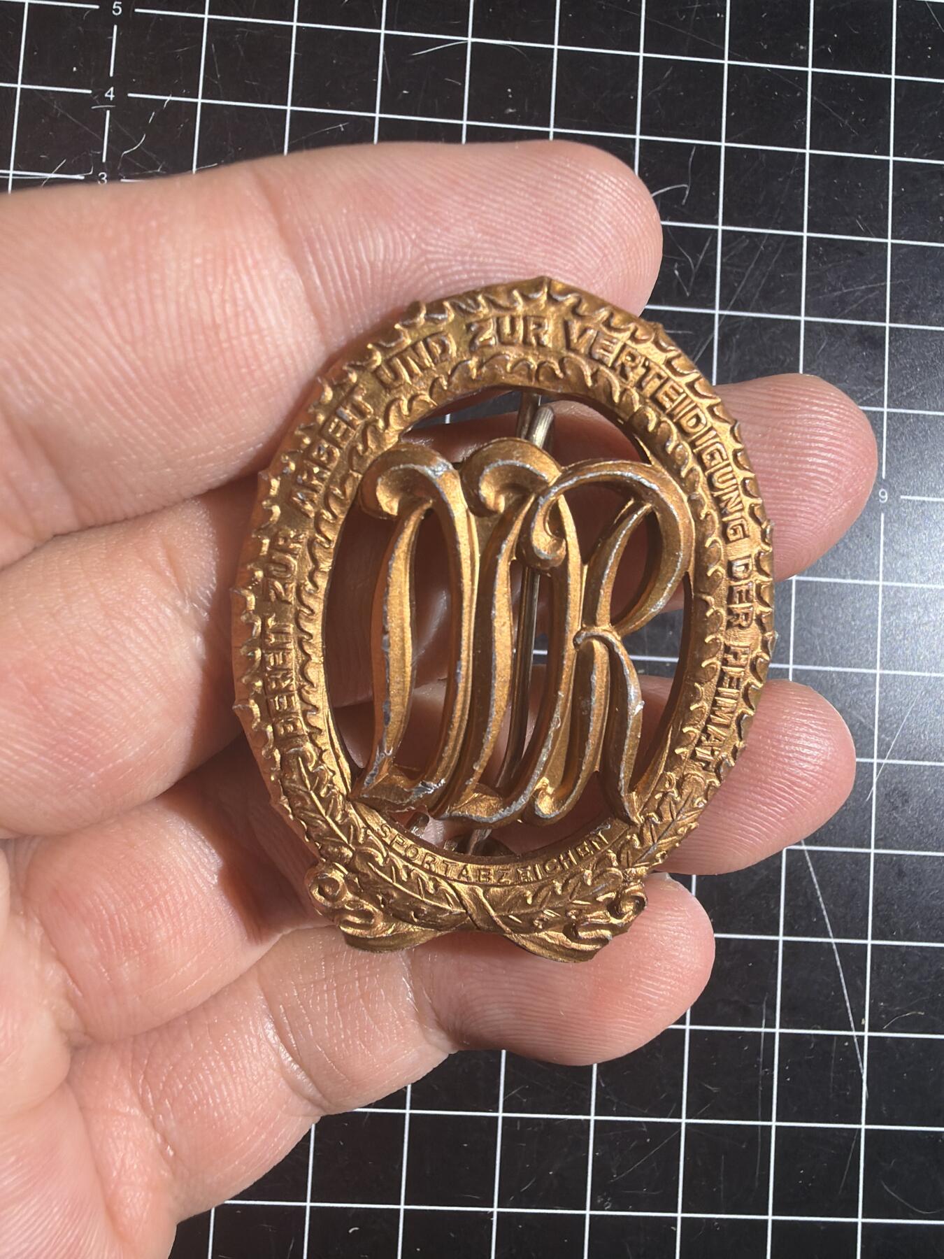 古冰库章牌勋赏收藏0起拍卖 东德原品体能章铜级