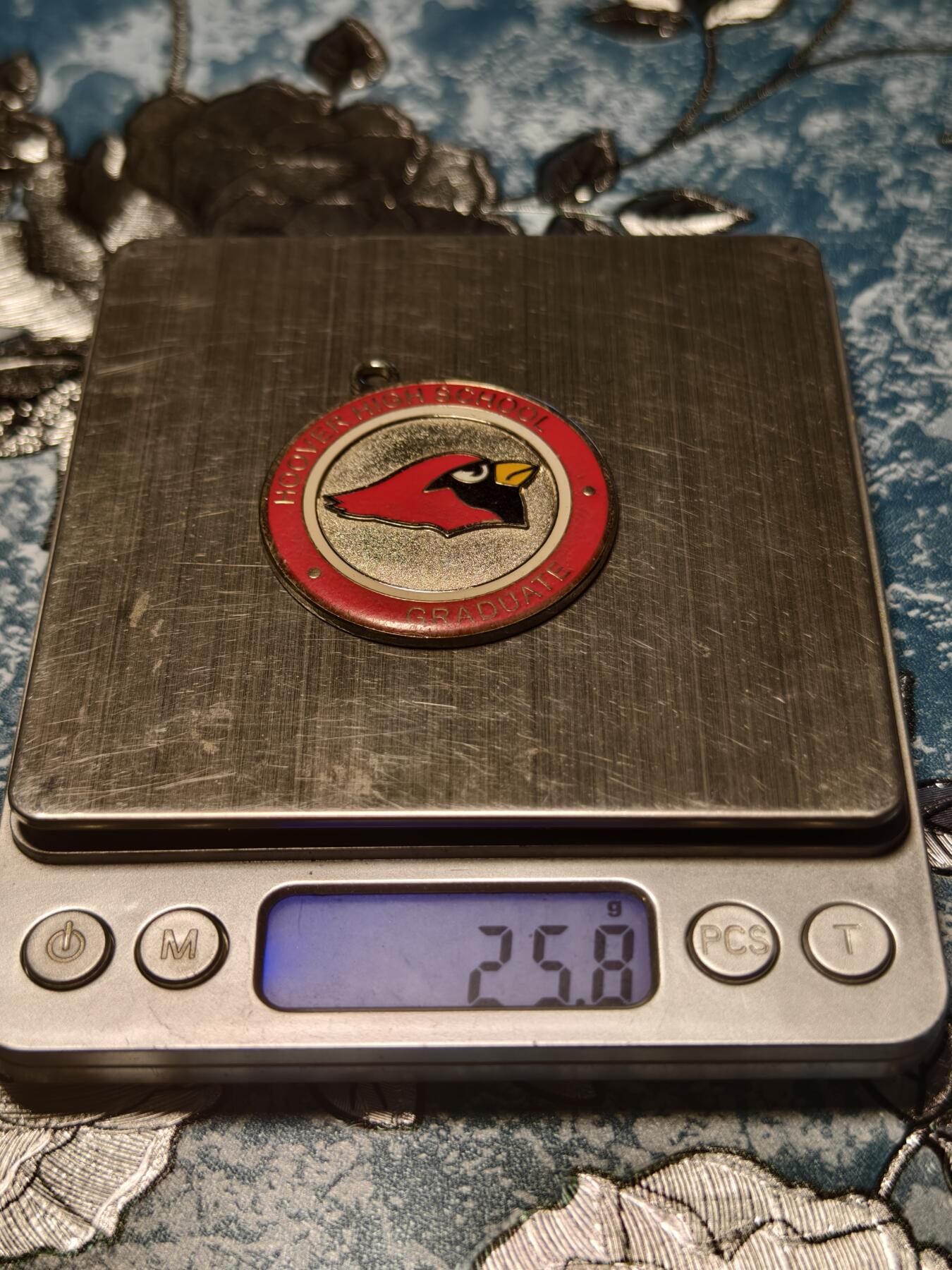 抚柳草堂-第二十三期章牌钱币  奖章勋章 满百包邮 放漏专场 美国胡佛高中（Hoover High School）毕业生纪念吊坠  红雀头 直径44.5mm 品相如图