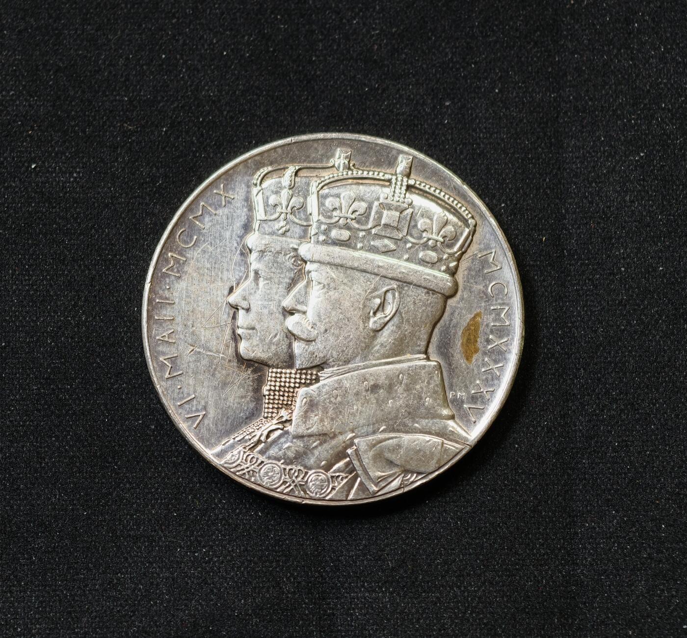 甄臻铺-世界币章拍卖（第59期），甄品场拍品征集中，送拍享返佣金等优惠多多 1935英国乔治五世登基25周年景观银章，15.6克，31mm