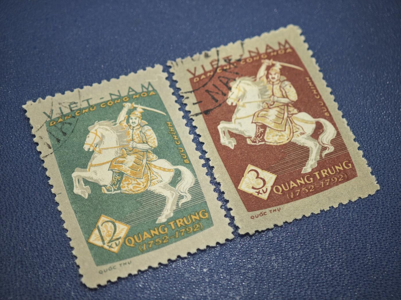 橙子收藏第八期(社会主义国家邮票专场) 越南民主共和国（北越）1959年发行 光中皇帝纪念邮票简介  这两枚邮票是越南民主共和国（北越）在1959年发行的历史人物纪念邮票，主题为越南历史上著名的民族英雄、西山朝皇帝——光中帝（阮惠，1752-1792）