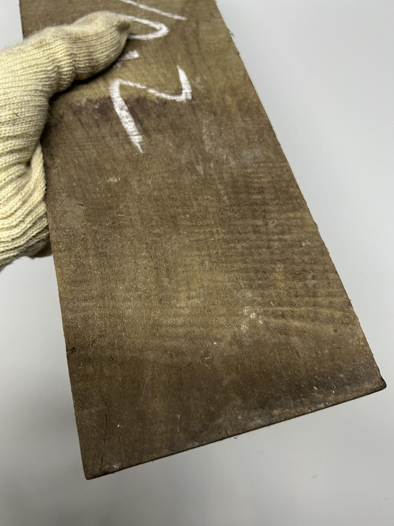 零元拍：NO.2金丝楠阴沉料满水波，切镇尺做牌子，无需打磨就已经金光闪闪。切牌子，做镇尺。满金丝药香，尺寸约：46/11.3/2.5CM。