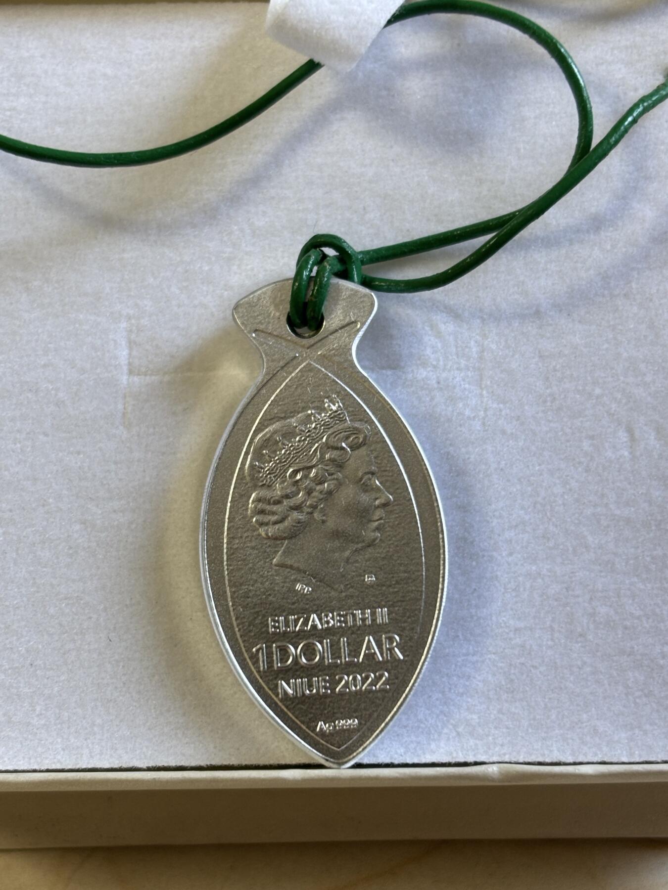 第197期拍卖 纽埃2022年鱼形吊坠镶嵌荧光石异形纪念银币，16.2克，发行量500枚