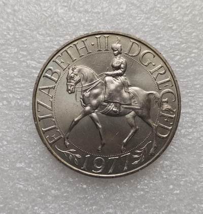 瓶子🏺第236期拍卖会 -  1977年英国伊丽莎白二世登基25周年（银禧）纪念克朗币  英国皇家铸币局为纪念伊丽莎白二世女王登基25周年（银禧庆典，Silver Jubilee）发行的纪念币，面值为25便士（1克朗/Crown），是英国现代最具代表性的纪念币之一