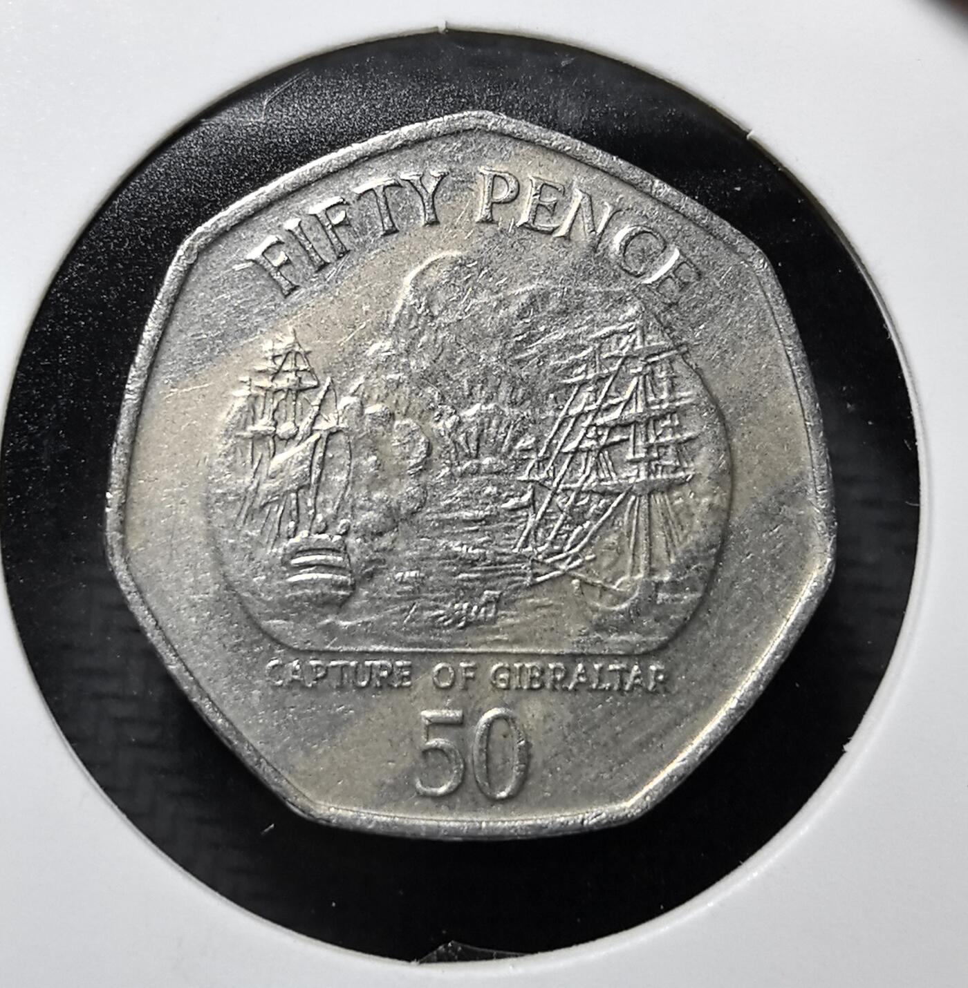 外国优质老铜币纪念币银币专场，周六晚上九点倒数截拍，满百包邮，周日发货,可寄存半年，喜欢朋友微信扫描二维码可直接参拍 直布罗陀 50 便士纪念币，纪念 1704 年直布罗陀占领事件。正面为伊丽莎白二世像，背面刻直布罗陀岩山与古帆船，见证直布罗陀作为英国海外领土的殖民历史与主权争议。