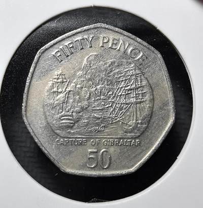 外国优质老铜币纪念币银币专场，周六晚上九点倒数截拍，满百包邮，周日发货,可寄存半年，喜欢朋友微信扫描二维码可直接参拍 - 直布罗陀 50 便士纪念币，纪念 1704 年直布罗陀占领事件。正面为伊丽莎白二世像，背面刻直布罗陀岩山与古帆船，见证直布罗陀作为英国海外领土的殖民历史与主权争议。