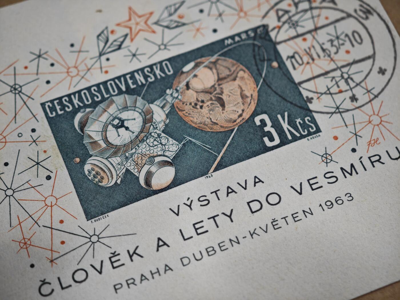 橙子收藏第八期(社会主义国家邮票专场) 捷克斯洛伐克1963年发行的“人类与太空飞行”航天展纪念小型张，1962年苏联发射的“火星1号”探测器在飞掠火星时失联，但它开启了人类对火星的探测序幕，这枚邮票正是对这一探索的致敬。冷战时期东欧社会主义阵营致敬苏联航天成就的经典邮品。