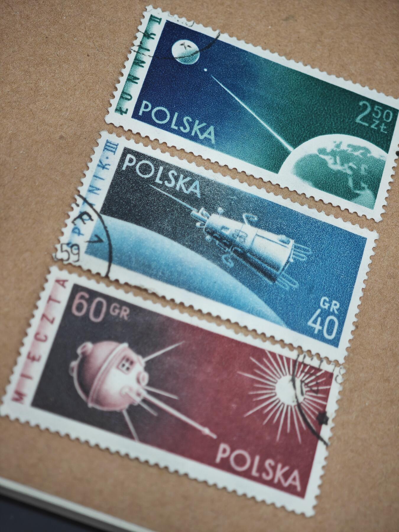 橙子收藏第八期(社会主义国家邮票专场) 一套波兰1959年发行的“苏联太空探索成就”纪念邮票，共3枚，是冷战时期华约阵营致敬苏联航天突破的经典邮品。1959年被称为苏联的“月球年”，“月球1号”“月球2号”“月球3号”接连完成飞掠、着陆与绕月任务，彻底打破了美国在太空探索中的优势。 