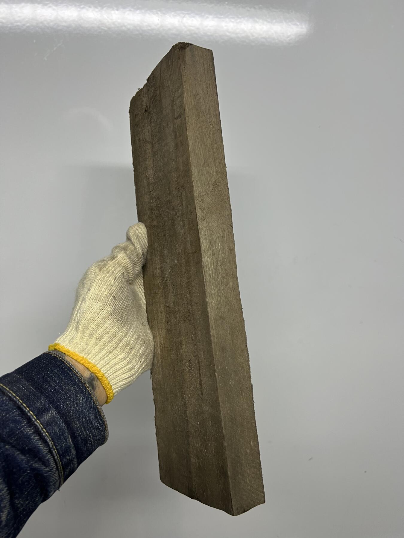 零元拍：NO.2-2金丝楠阴沉料，无需打磨就已经金光闪闪。满金丝药香，尺寸约：33.6/9.8/3.3CM。