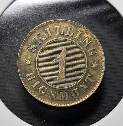 外国优质老铜币纪念币银币专场，周六晚上九点倒数截拍，满百包邮，周日发货,可寄存半年，喜欢朋友微信扫描二维码可直接参拍 - 丹麦国王弗雷德里克七世1860 年1 斯基令。正面是国王花押 F VII，背面为数字面值，是丹麦近代货币体系转型期的典型小额流通辅币。