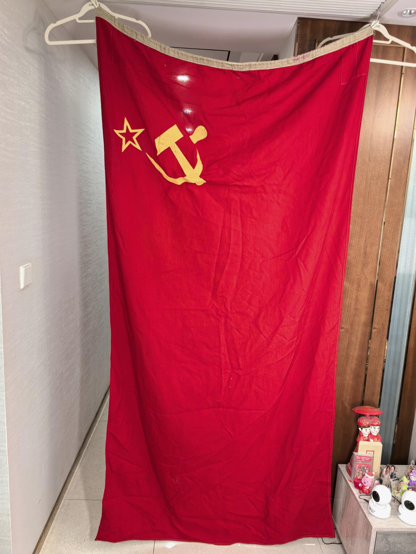 小驴勋章奖章收藏4月11日周六晚六点拍卖（珍爱和平，收藏战争，铭记历史，勿忘国耻，忠党爱国。有偿代拍，送拍规则在简介最后，参拍须阅读规则后再参拍，关系到运费包装发货时效真假辨别等关键信息，拍卖时不再发原图，看大图店主微信码在拍卖店铺介绍里） 苏联国旗 原品 长约2米 有些虫眼