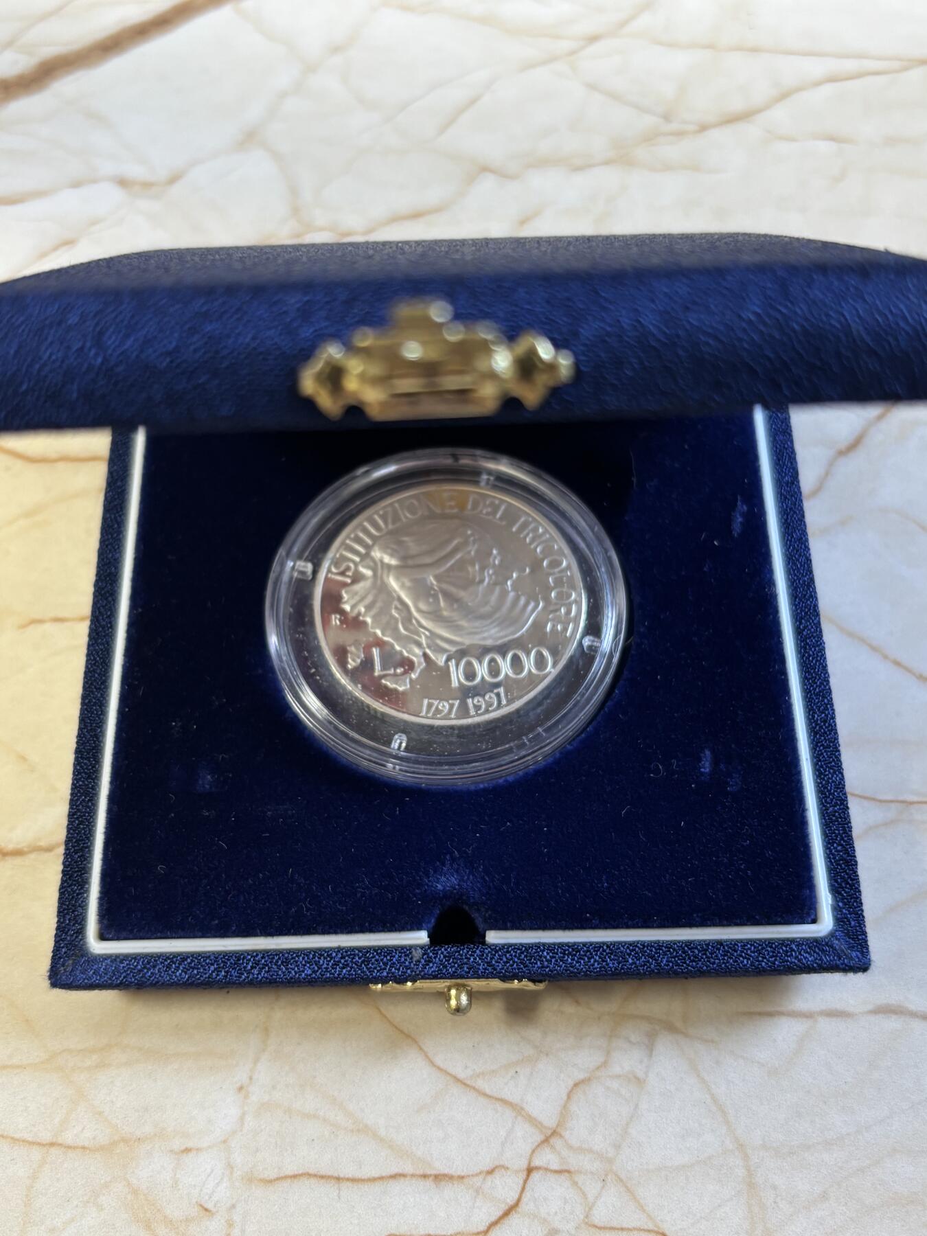 第197期拍卖 意大利1997年国旗诞生200年10000里拉精制纪念银币，835银，22克，