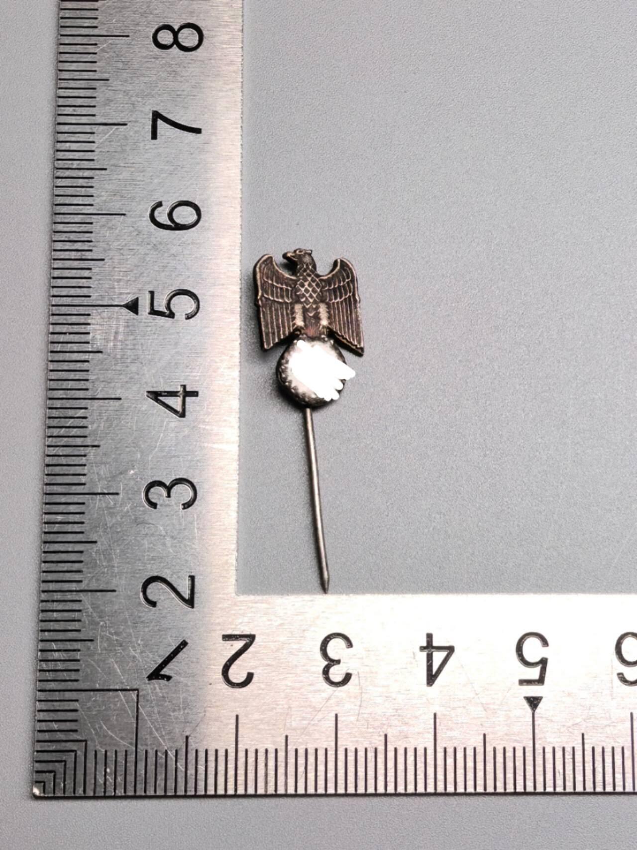 小驴勋章奖章收藏4月11日周六晚六点拍卖（珍爱和平，收藏战争，铭记历史，勿忘国耻，忠党爱国。有偿代拍，送拍规则在简介最后，参拍须阅读规则后再参拍，关系到运费包装发货时效真假辨别等关键信息，拍卖时不再发原图，看大图店主微信码在拍卖店铺介绍里）