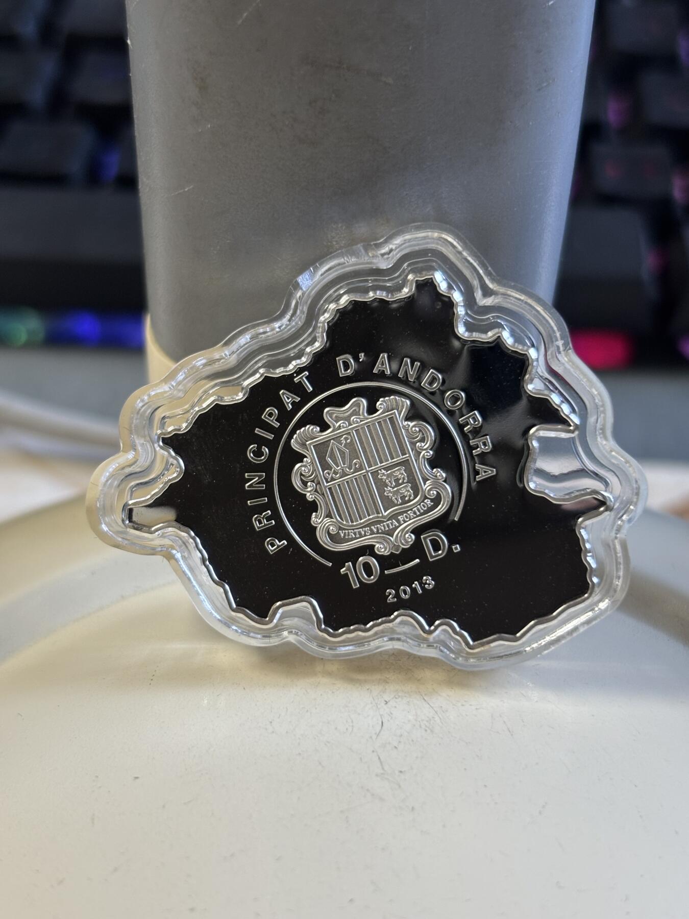 第197期拍卖 安道尔2013年自然宝藏系列旱獭地图形彩色银币，1盎司999银，发行3000枚，皮盒脱皮，银价584