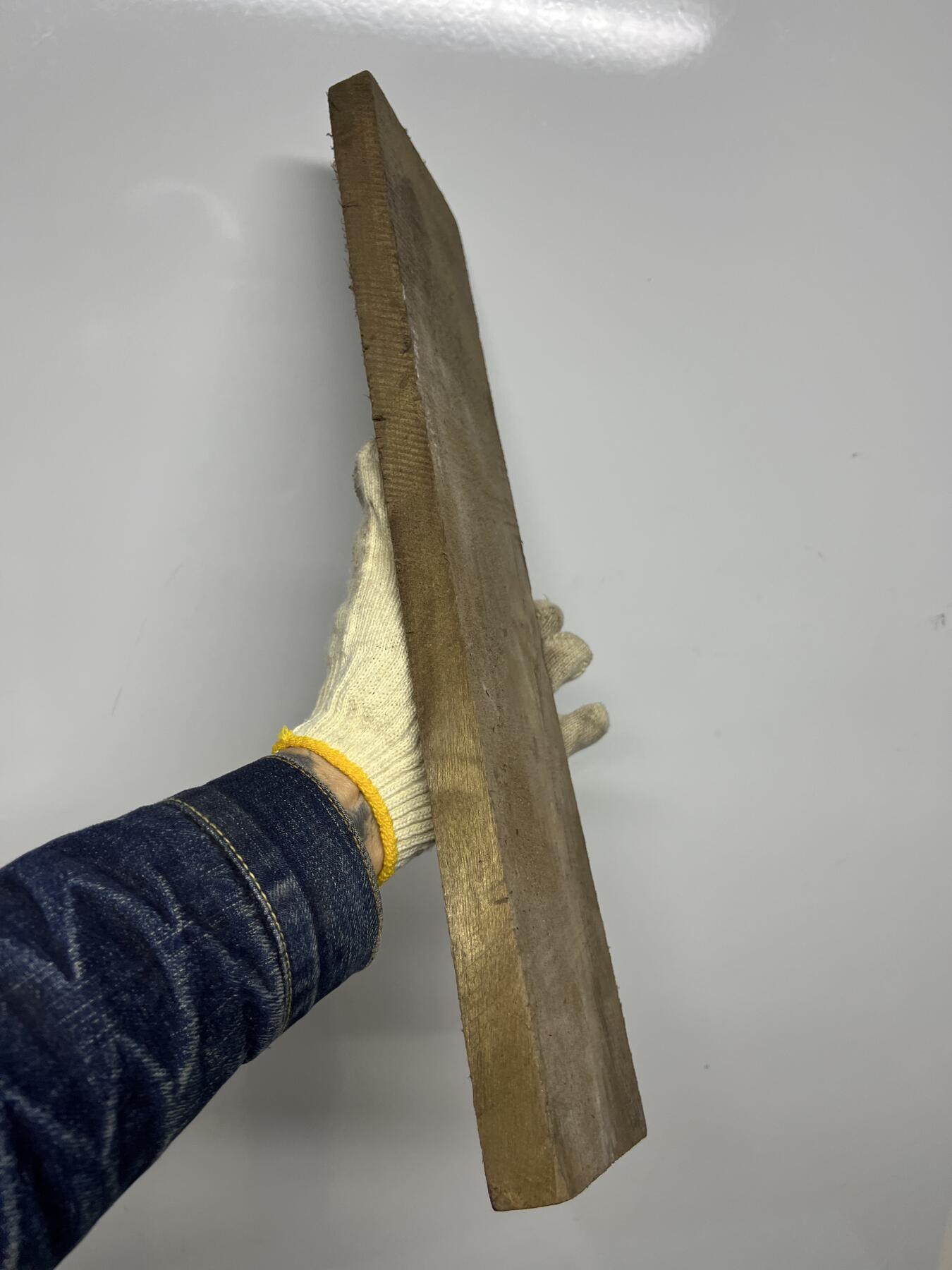 零元拍：NO.2金丝楠阴沉料满水波，切镇尺做牌子，无需打磨就已经金光闪闪。切牌子，做镇尺。满金丝药香，尺寸约：46/11.3/2.5CM。