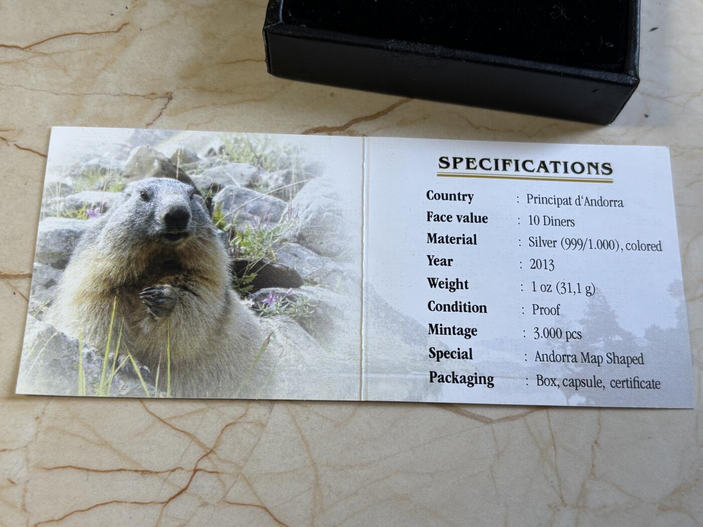 第197期拍卖 安道尔2013年自然宝藏系列旱獭地图形彩色银币，1盎司999银，发行3000枚，皮盒脱皮，银价584