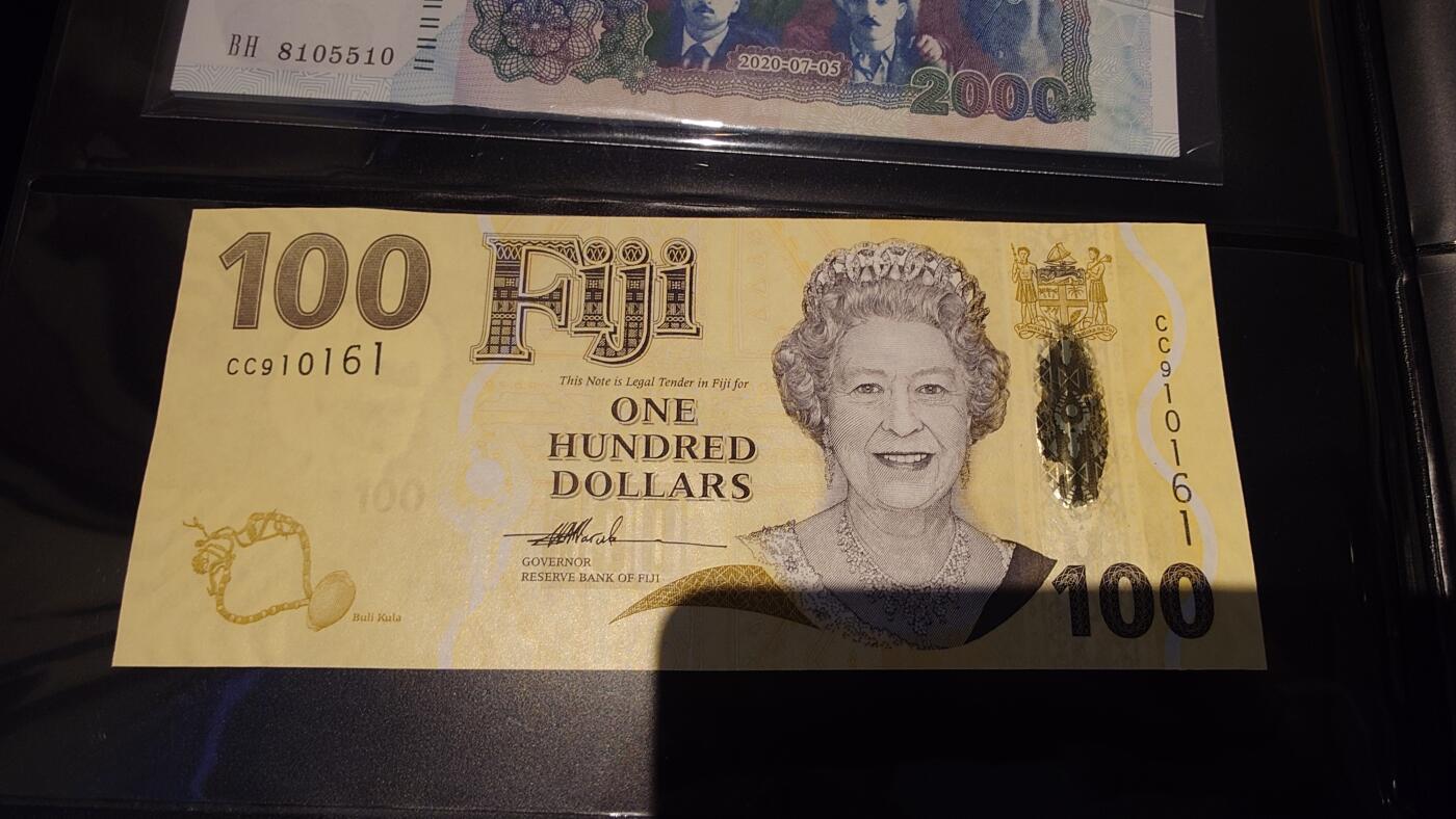 世界钱币～微拍第245期暨2026年第26期  新货卖剩品种部分上架提供选购 2007年斐济100元 女王 全新绝品无47尾号0161 倒置号