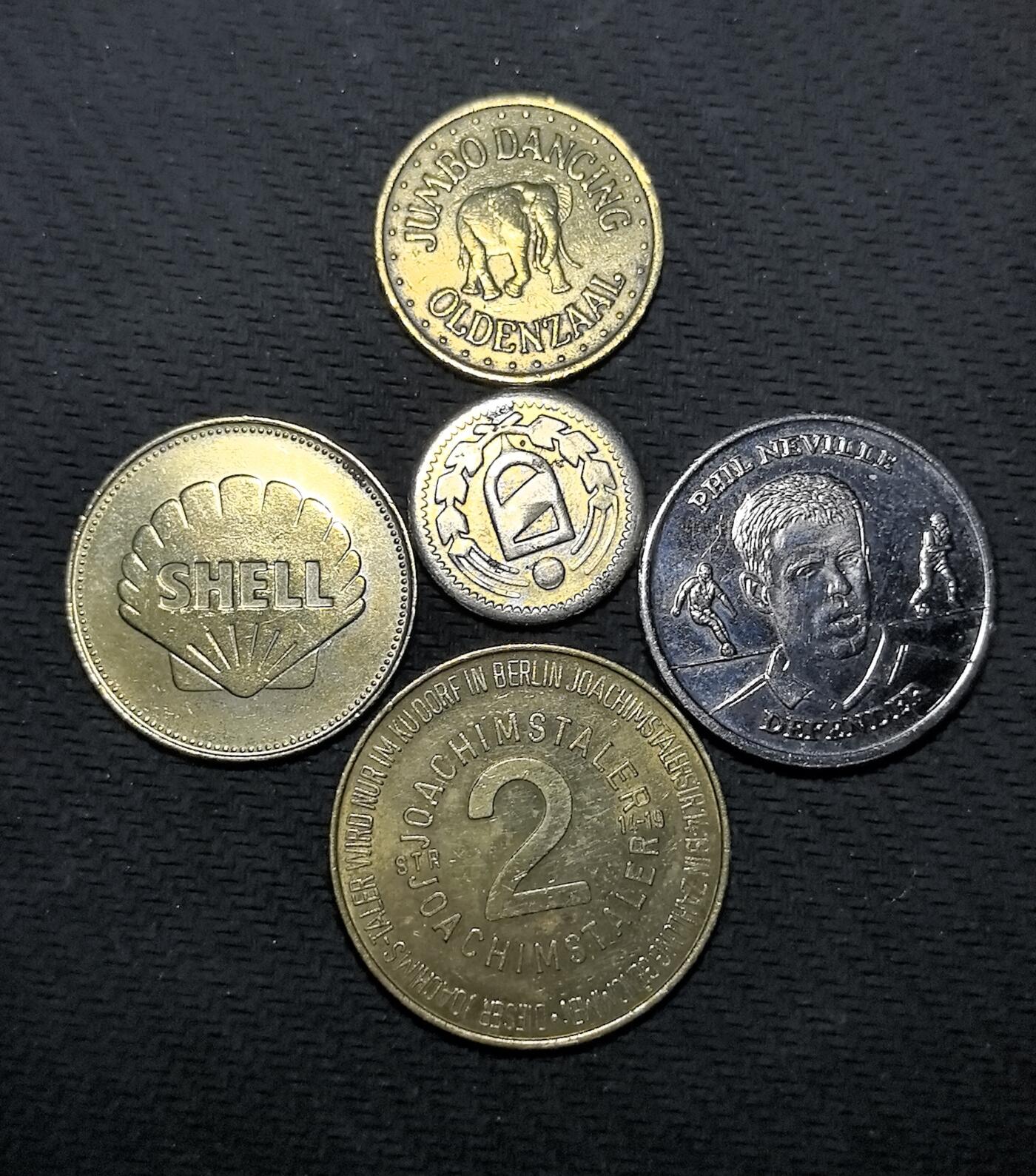 外国优质老铜币纪念币银币专场，周六晚上九点倒数截拍，满百包邮，周日发货,可寄存半年，喜欢朋友微信扫描二维码可直接参拍 各种纪念章或代用币5枚，包含马恩岛、泽西岛等英属地纪念币，壳牌石油代币、德国纪念章及英国足球题材币，见证了不同地域的政治、经济与文化历史。