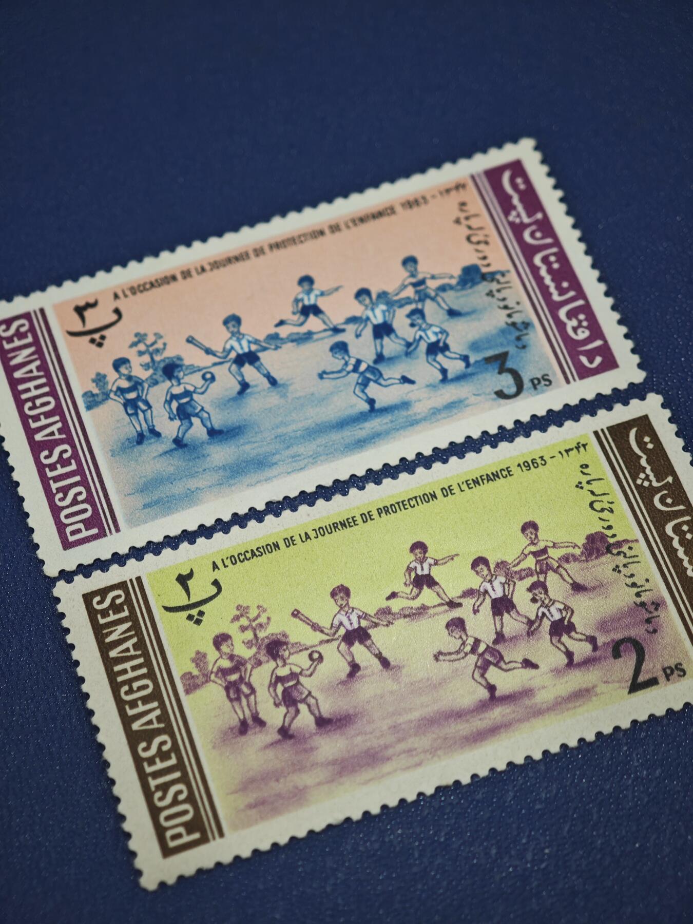橙子收藏第八期(社会主义国家邮票专场) 阿富汗 1963年“保护儿童日”儿童运动主题邮票（2枚）1960年代的阿富汗处于查希尔国王的现代化改革时期，积极参与联合国的儿童保护项目，这枚邮票正是这一时期社会福利政策的体现。