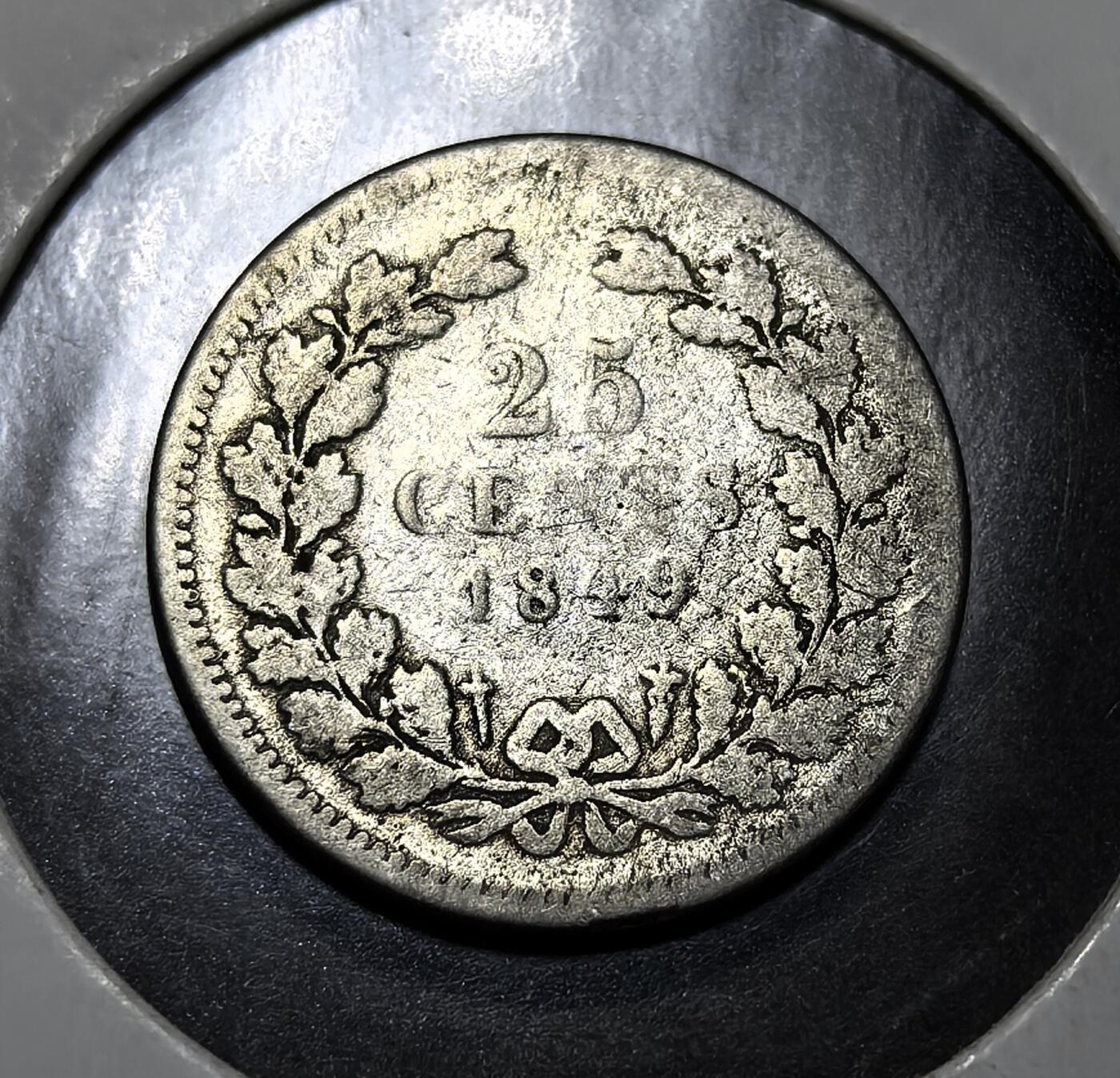 外国优质老铜币纪念币银币专场，周六晚上九点倒数截拍，满百包邮，周日发货,可寄存半年，喜欢朋友微信扫描二维码可直接参拍 荷兰王国威廉二世1849年25 分银币，极罕见品种。币面为其侧像与橡叶花环，发行于他在位末期，存世稀少，是荷兰王室早期银币的珍贵遗存。