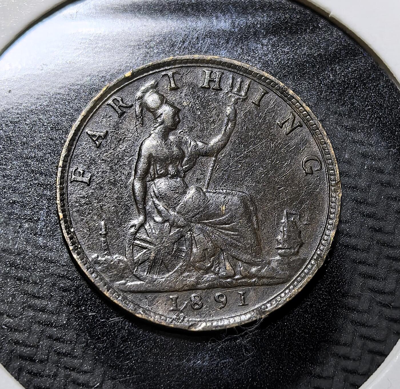 外国优质老铜币纪念币银币专场，周六晚上九点倒数截拍，满百包邮，周日发货,可寄存半年，喜欢朋友微信扫描二维码可直接参拍 英国维多利亚时期1891 年法新铜币，正面为维多利亚女王像，背面是不列颠女神坐像，是维多利亚时代经典流通辅币，见证英国日不落帝国鼎盛期的货币体系。