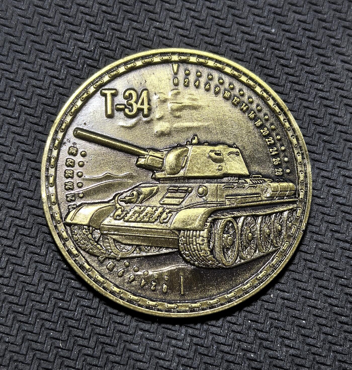 外国优质老铜币纪念币银币专场，周六晚上九点倒数截拍，满百包邮，周日发货,可寄存半年，喜欢朋友微信扫描二维码可直接参拍 俄罗斯T-34 中型坦克纪念章，正面呈现二战传奇 T-34 坦克，背面标注其 1940-1965 年服役参数，是二战苏军王牌装备的经典纪念藏品。