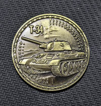 外国优质老铜币纪念币银币专场，周六晚上九点倒数截拍，满百包邮，周日发货,可寄存半年，喜欢朋友微信扫描二维码可直接参拍 - 俄罗斯T-34 中型坦克纪念章，正面呈现二战传奇 T-34 坦克，背面标注其 1940-1965 年服役参数，是二战苏军王牌装备的经典纪念藏品。