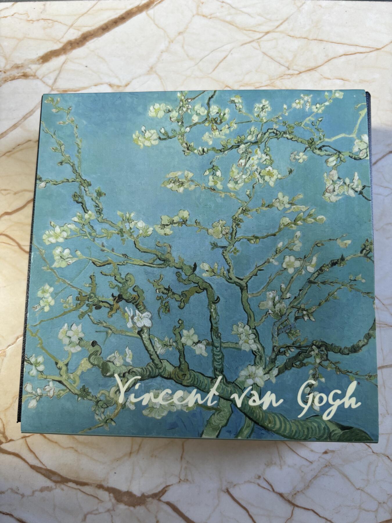 第197期拍卖 纽埃2022年世界名画系列梵高杏花开1盎司彩色银币，999银，发行999枚