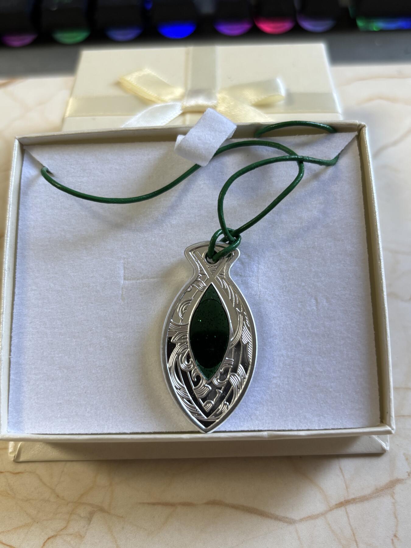 第197期拍卖 纽埃2022年鱼形吊坠镶嵌荧光石异形纪念银币，16.2克，发行量500枚