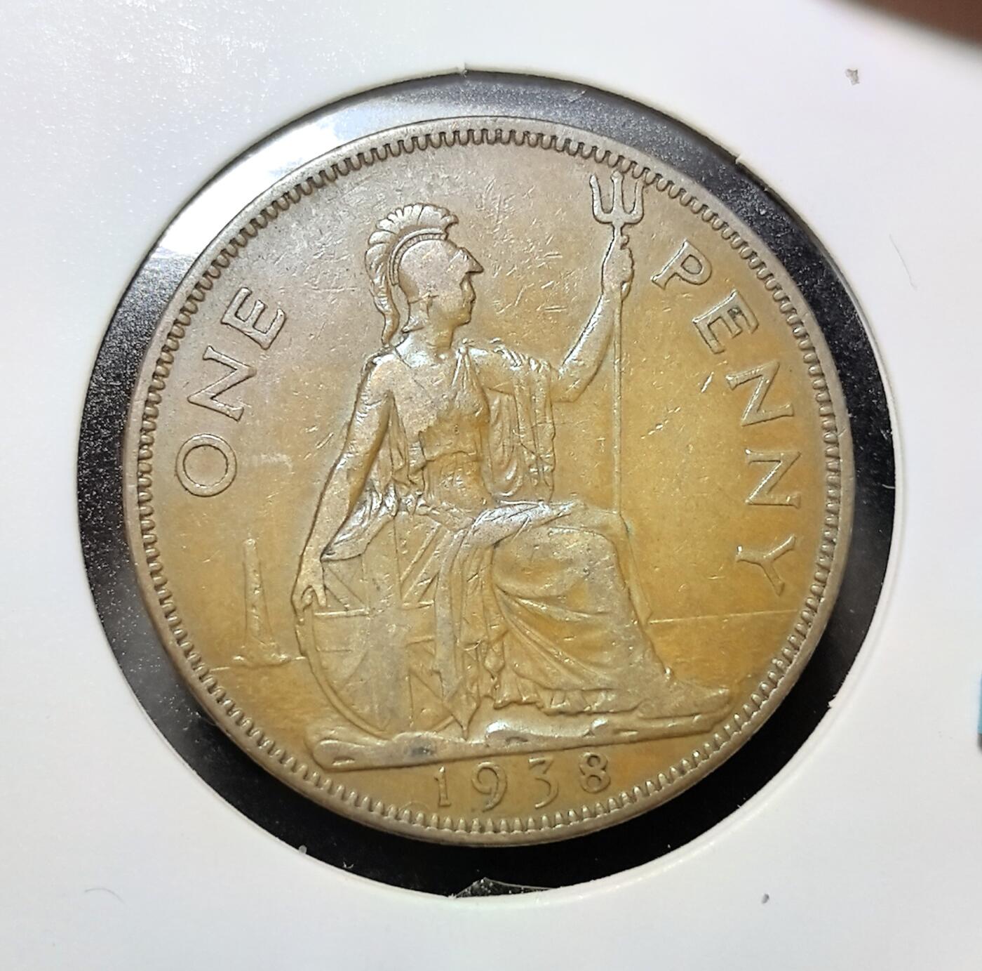 外国优质老铜币纪念币银币专场，周六晚上九点倒数截拍，满百包邮，周日发货,可寄存半年，喜欢朋友微信扫描二维码可直接参拍 英国1938年1 便士铜币，乔治六世登基初期，背面的不列颠女神是英国国家象征，手持三叉戟与盾牌，彰显英国海权与殖民霸权。该币是二战前英国本土核心流通辅币，见证了战前英国经济稳定、英联邦版图稳固的历史阶段。