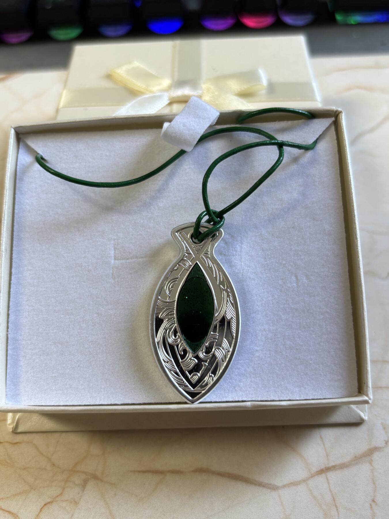 第197期拍卖 纽埃2022年鱼形吊坠镶嵌荧光石异形纪念银币，16.2克，发行量500枚