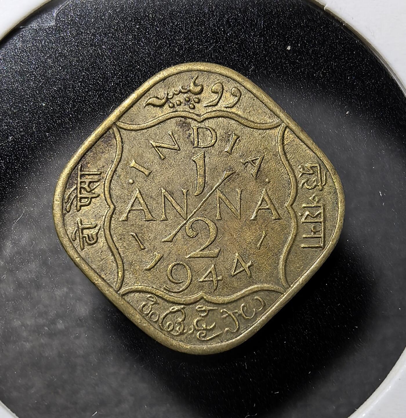 外国优质老铜币纪念币银币专场，周六晚上九点倒数截拍，满百包邮，周日发货,可寄存半年，喜欢朋友微信扫描二维码可直接参拍 英属印度乔治六世1944 年 1/2 安娜铜币，采用独特菱形设计，正面为乔治六世国王像，背面以英、印地、乌尔都等多语种标注面值，发行于二战期间，是英属印度殖民货币体系的核心辅币，承载英国殖民印度与一战战时经济历史。