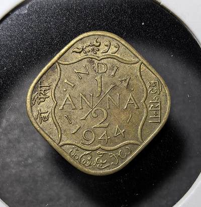 外国优质老铜币纪念币银币专场，周六晚上九点倒数截拍，满百包邮，周日发货,可寄存半年，喜欢朋友微信扫描二维码可直接参拍 - 英属印度乔治六世1944 年 1/2 安娜铜币，采用独特菱形设计，正面为乔治六世国王像，背面以英、印地、乌尔都等多语种标注面值，发行于二战期间，是英属印度殖民货币体系的核心辅币，承载英国殖民印度与一战战时经济历史。