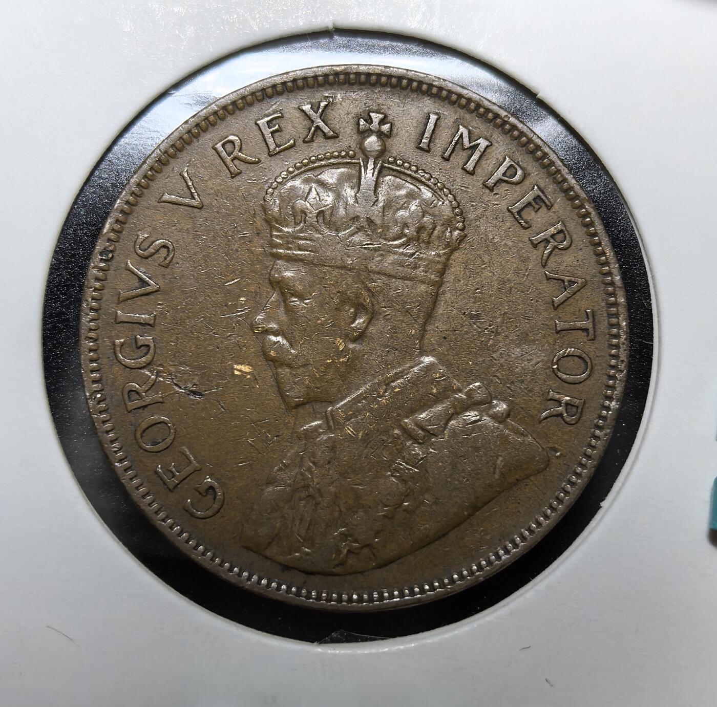 外国优质老铜币纪念币银币专场，周六晚上九点倒数截拍，满百包邮，周日发货,可寄存半年，喜欢朋友微信扫描二维码可直接参拍 南非1934年1便士铜币，发行于乔治五世统治时期，双语铭文体现南非英裔与阿非利卡裔的双重文化背景，金鹿号帆船是南非殖民航海史的象征。该币是南非联邦建立后统一货币体系的核心实物，见证了英属南非的殖民统治与南非国家认同的形成。