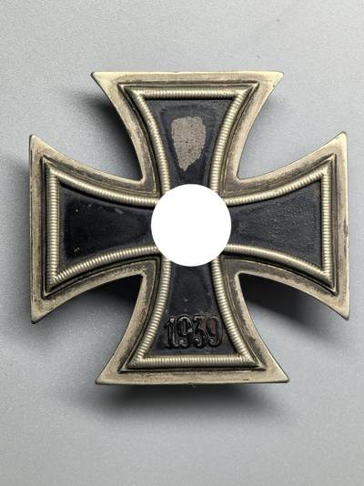 小驴勋章奖章收藏4月11日周六晚六点拍卖（珍爱和平，收藏战争，铭记历史，勿忘国耻，忠党爱国。有偿代拍，送拍规则在简介最后，参拍须阅读规则后再参拍，关系到运费包装发货时效真假辨别等关键信息，拍卖时不再发原图，看大图店主微信码在拍卖店铺介绍里） - 德国WWII一级铁十字勋章，背打L/12标，著名容克厂制作，罕见，部分漆面有脱落