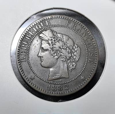 外国优质老铜币纪念币银币专场，周六晚上九点倒数截拍，满百包邮，周日发货,可寄存半年，喜欢朋友微信扫描二维码可直接参拍 - 法国谷物女神1882年10生丁铜币，是第三共和国时期的核心流通辅币。正面由雕刻家 Oudiné 塑造的玛丽安娜象征共和精神，背面花环环绕 “自由、平等、博爱” 格言。该币发行于法国共和体制稳固期，1934 年正式退出流通，是见证法国近代政治与社会变迁的重要实物。