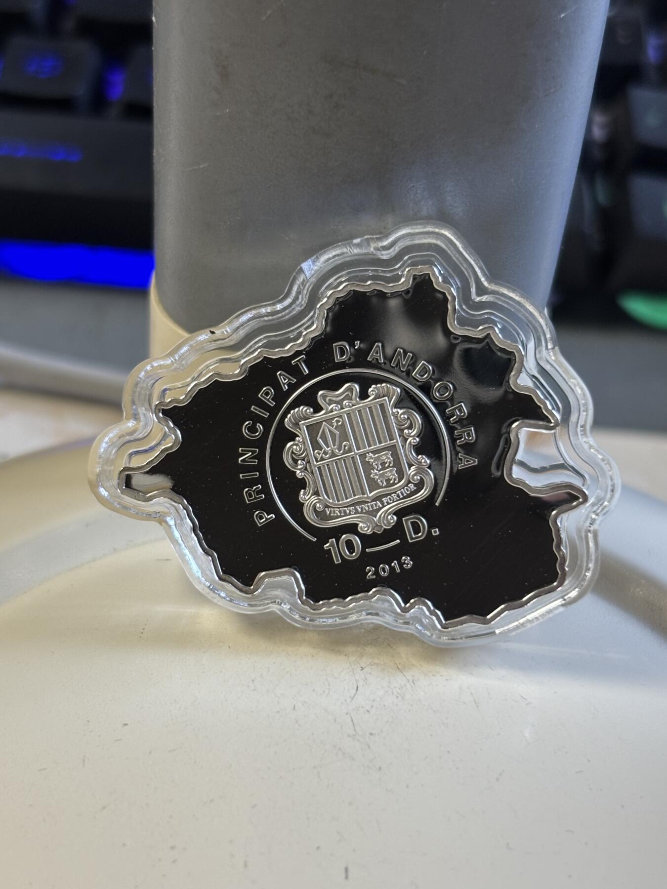 第197期拍卖 安道尔2013年自然宝藏系列鹿地图形彩色银币，1盎司999银，发行3000枚，盒子有脱皮银价584