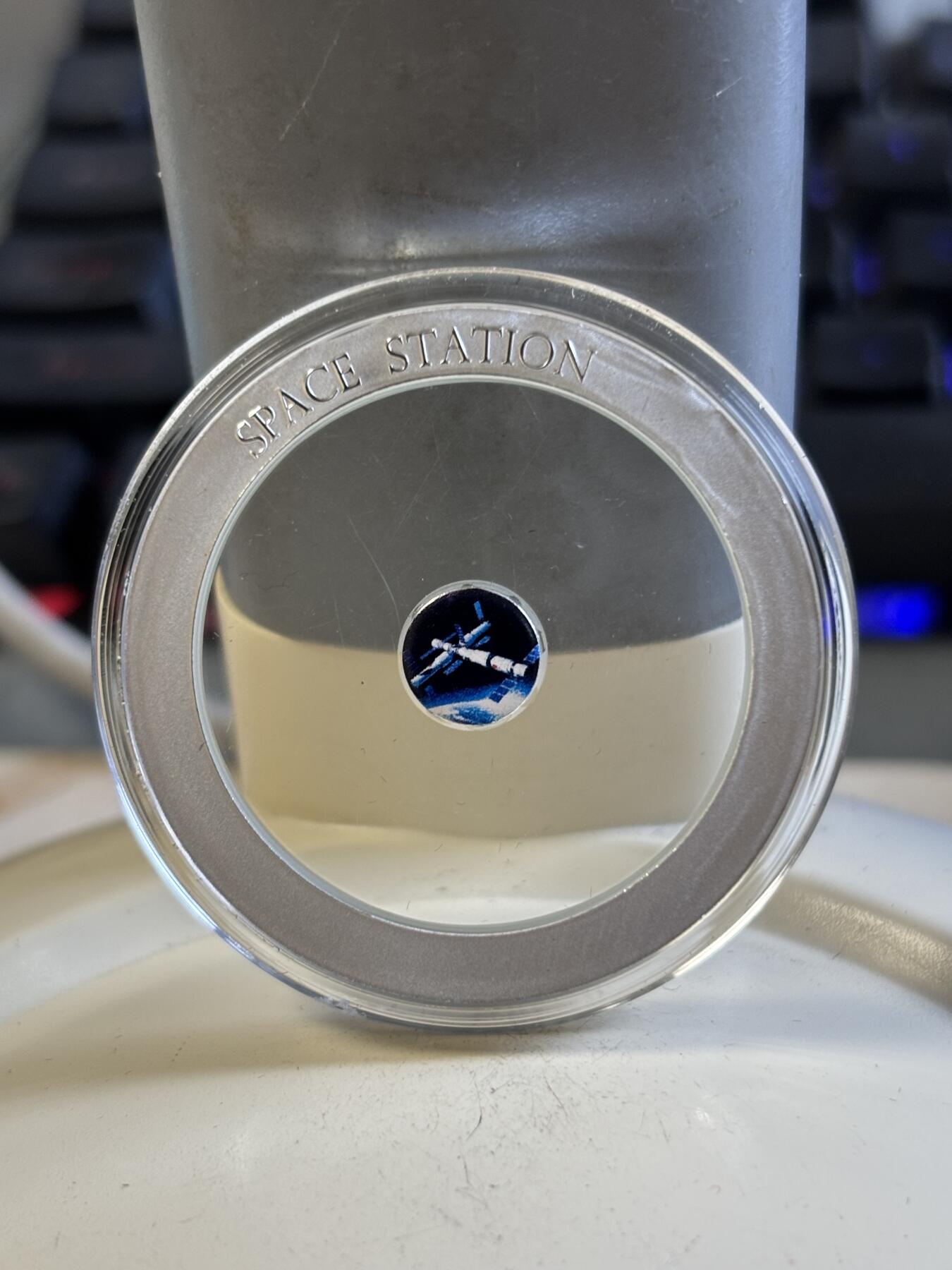 第197期拍卖 斐济2021年镶透明亚克力宇宙空间站银币，999银+亚克力，14+4克，发行999枚