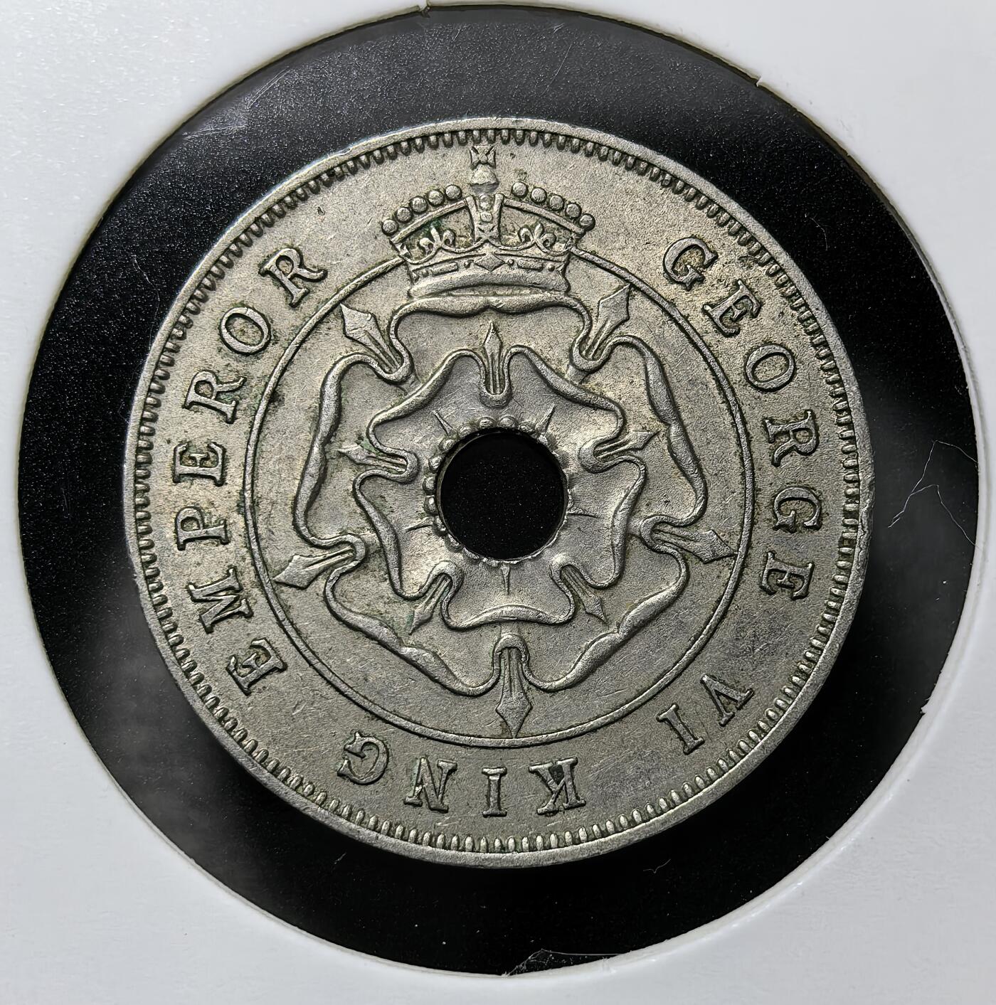 外国优质老铜币纪念币银币专场，周六晚上九点倒数截拍，满百包邮，周日发货,可寄存半年，喜欢朋友微信扫描二维码可直接参拍 南罗得西亚1942 年 1 便士圆孔币，发行于英属南罗得西亚时期，正面为乔治六世国王像，背面以圆孔与殖民地名标注面值，是二战期间英属非洲殖民地的流通辅币，承载英国殖民非洲、南罗得西亚（今津巴布韦）近代货币史