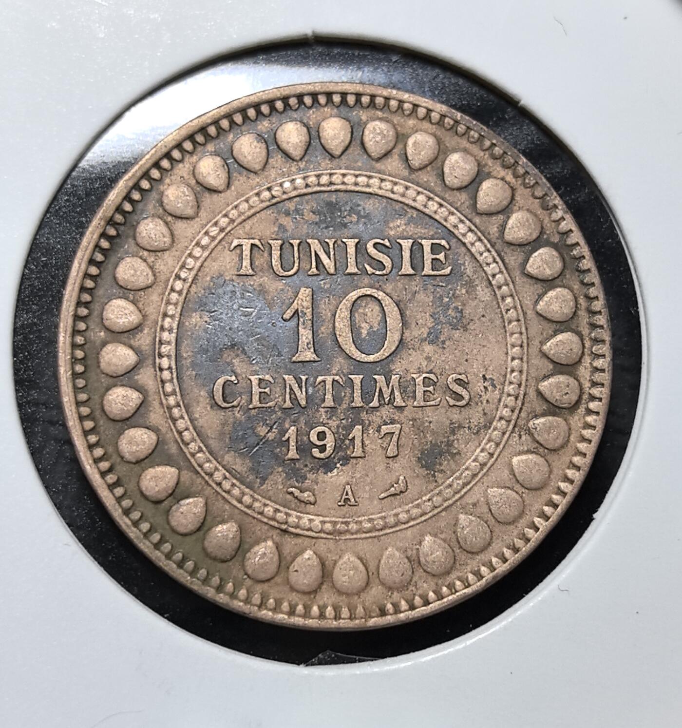 外国优质老铜币纪念币银币专场，周六晚上九点倒数截拍，满百包邮，周日发货,可寄存半年，喜欢朋友微信扫描二维码可直接参拍 法属突尼斯1917年10生丁铜币。正面为法语面值，背面是阿拉伯文铭文与橄榄枝，沿用法式钱币设计并融入阿拉伯文元素，是法属北非钱币体系的经典代表，也是近代殖民史的实物佐证。