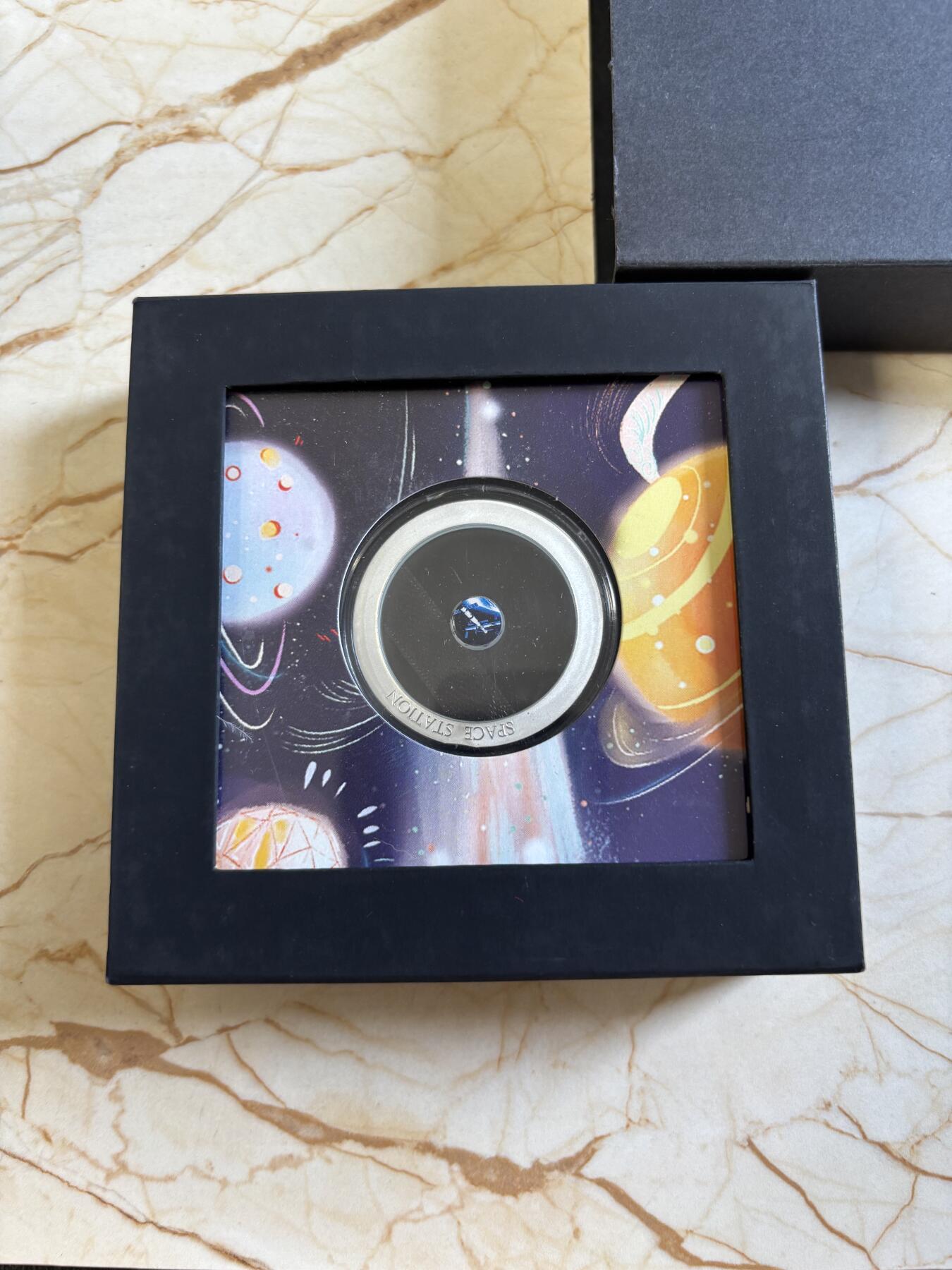 第197期拍卖 斐济2021年镶透明亚克力宇宙空间站银币，999银+亚克力，14+4克，发行999枚