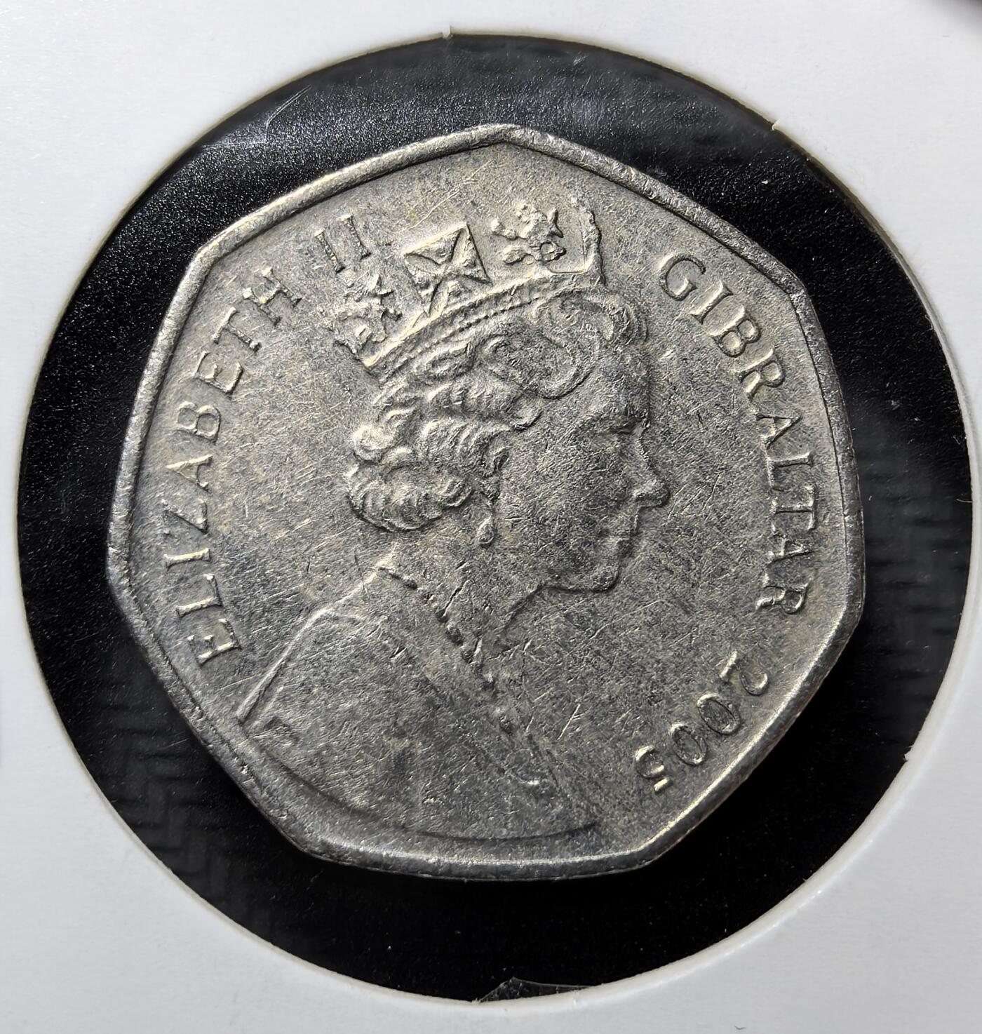 外国优质老铜币纪念币银币专场，周六晚上九点倒数截拍，满百包邮，周日发货,可寄存半年，喜欢朋友微信扫描二维码可直接参拍 直布罗陀 50 便士纪念币，纪念 1704 年直布罗陀占领事件。正面为伊丽莎白二世像，背面刻直布罗陀岩山与古帆船，见证直布罗陀作为英国海外领土的殖民历史与主权争议。