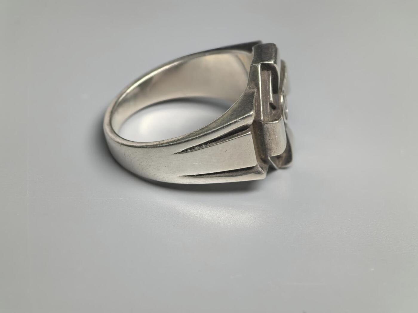 小驴勋章奖章收藏4月11日周六晚六点拍卖（珍爱和平，收藏战争，铭记历史，勿忘国耻，忠党爱国。有偿代拍，送拍规则在简介最后，参拍须阅读规则后再参拍，关系到运费包装发货时效真假辨别等关键信息，拍卖时不再发原图，看大图店主微信码在拍卖店铺介绍里） 现代工艺品 SS纪念戒指 银质 港码23号