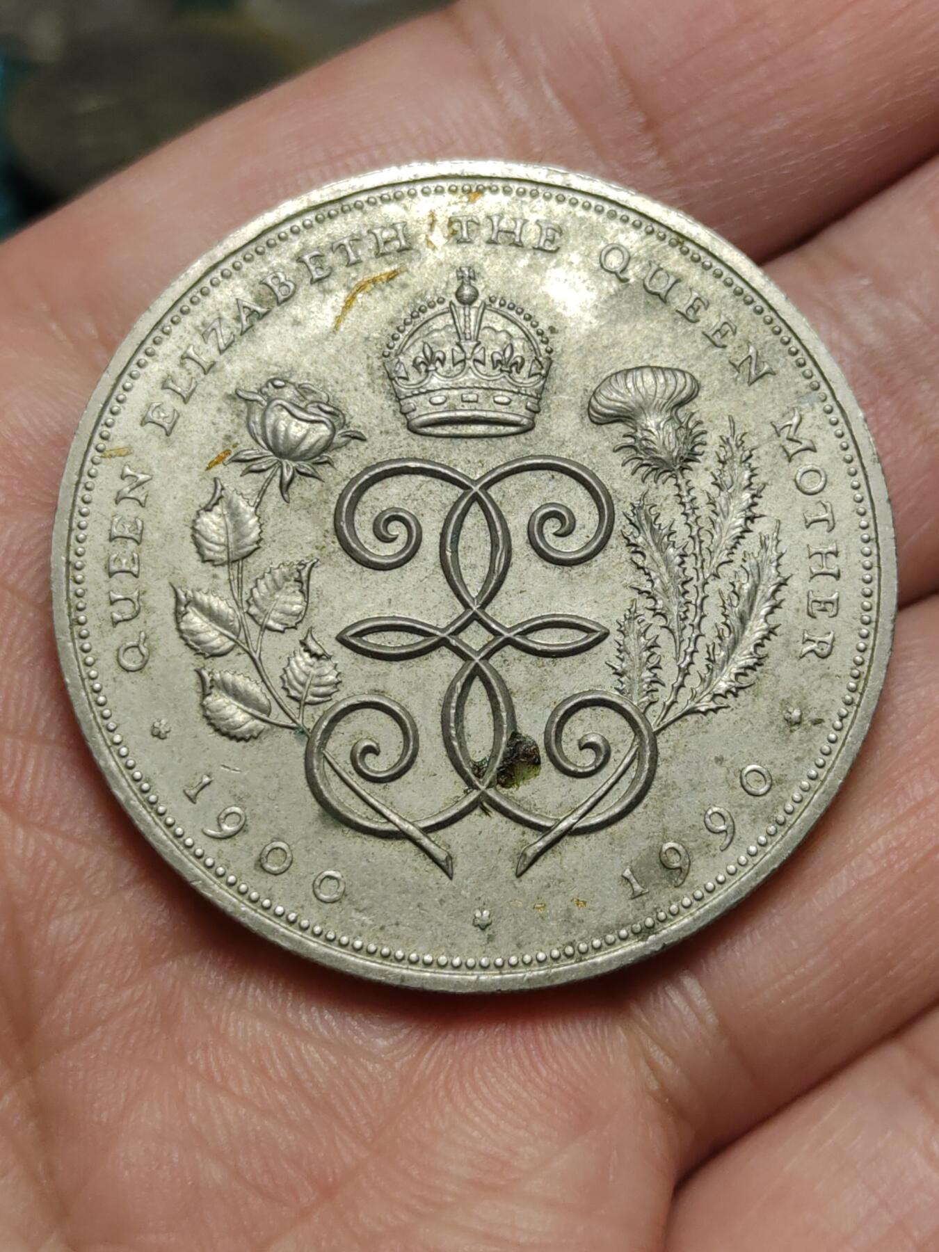 2026年第四十三场(总第二百一十二场）外国好品散币场(免佣金) 英国🇬🇧1990年5镑克朗型大币(伊丽莎白二世女王母亲90寿辰纪念币)