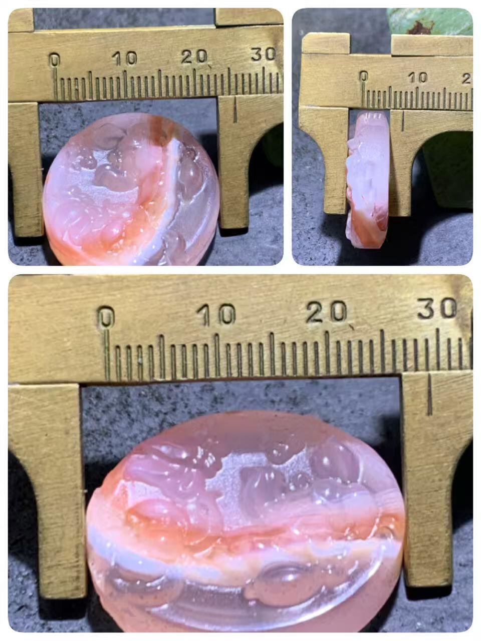 川料红白荔枝冻飘草花纹南红玛瑙雕刻蝶恋花吊坠一个，