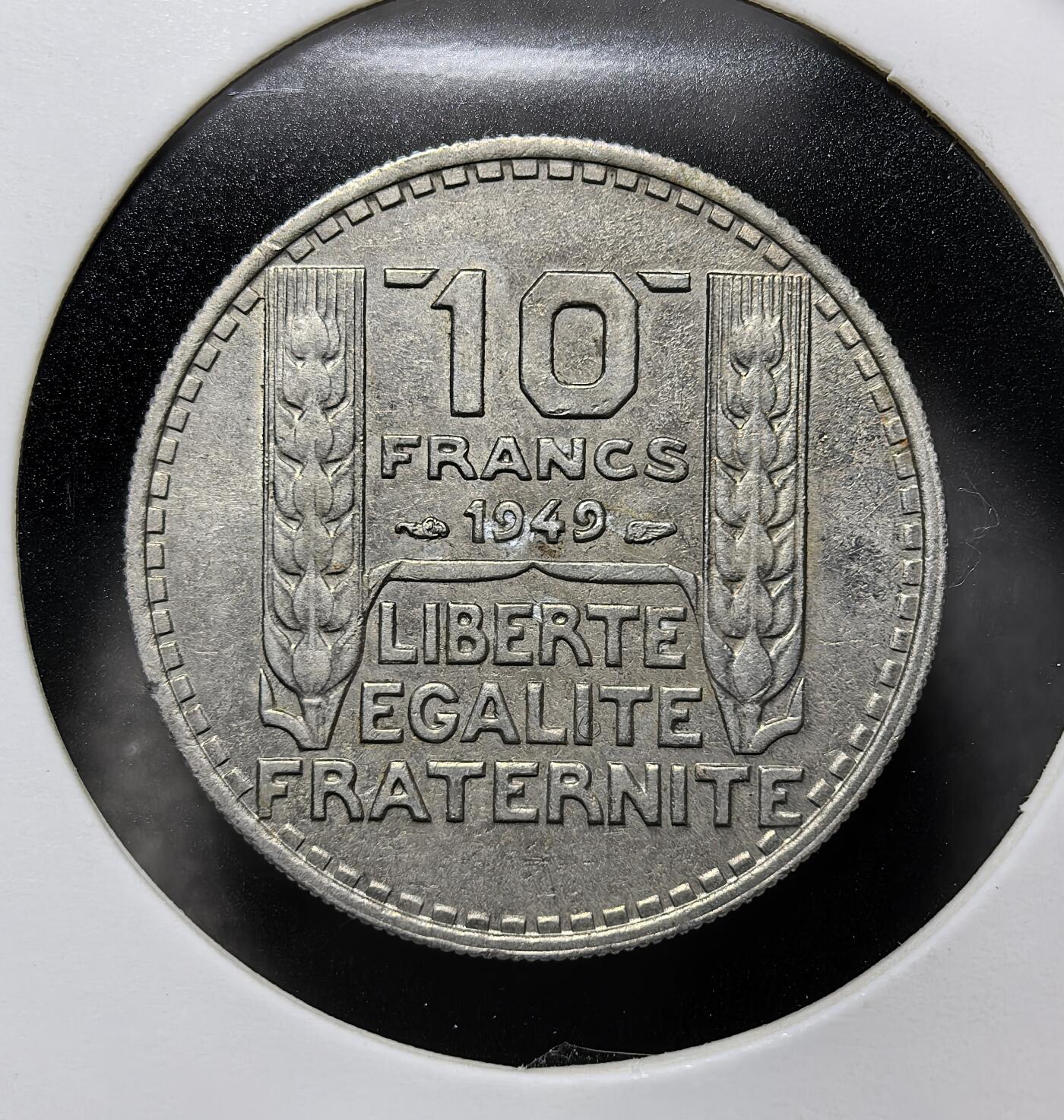 外国优质老铜币纪念币银币专场，周六晚上九点倒数截拍，满百包邮，周日发货,可寄存半年，喜欢朋友微信扫描二维码可直接参拍 法国1949年10法郎，正面采用了著名的玛丽安娜自由女神头像。背面经典的 “自由、平等、博爱字样是法国大革命精神的核心体现。该币发行于二战结束后不久，不仅是当时的核心流通辅币，更象征着法国在维希政权垮台后，自由法国运动的胜利与国家货币体系的重建