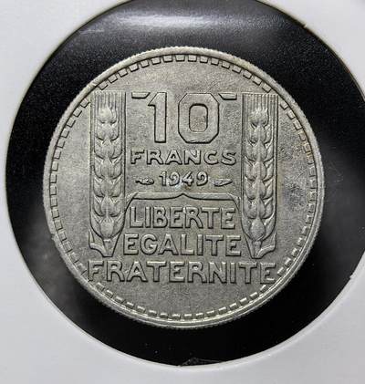 外国优质老铜币纪念币银币专场，周六晚上九点倒数截拍，满百包邮，周日发货,可寄存半年，喜欢朋友微信扫描二维码可直接参拍 - 法国1949年10法郎，正面采用了著名的玛丽安娜自由女神头像。背面经典的 “自由、平等、博爱字样是法国大革命精神的核心体现。该币发行于二战结束后不久，不仅是当时的核心流通辅币，更象征着法国在维希政权垮台后，自由法国运动的胜利与国家货币体系的重建