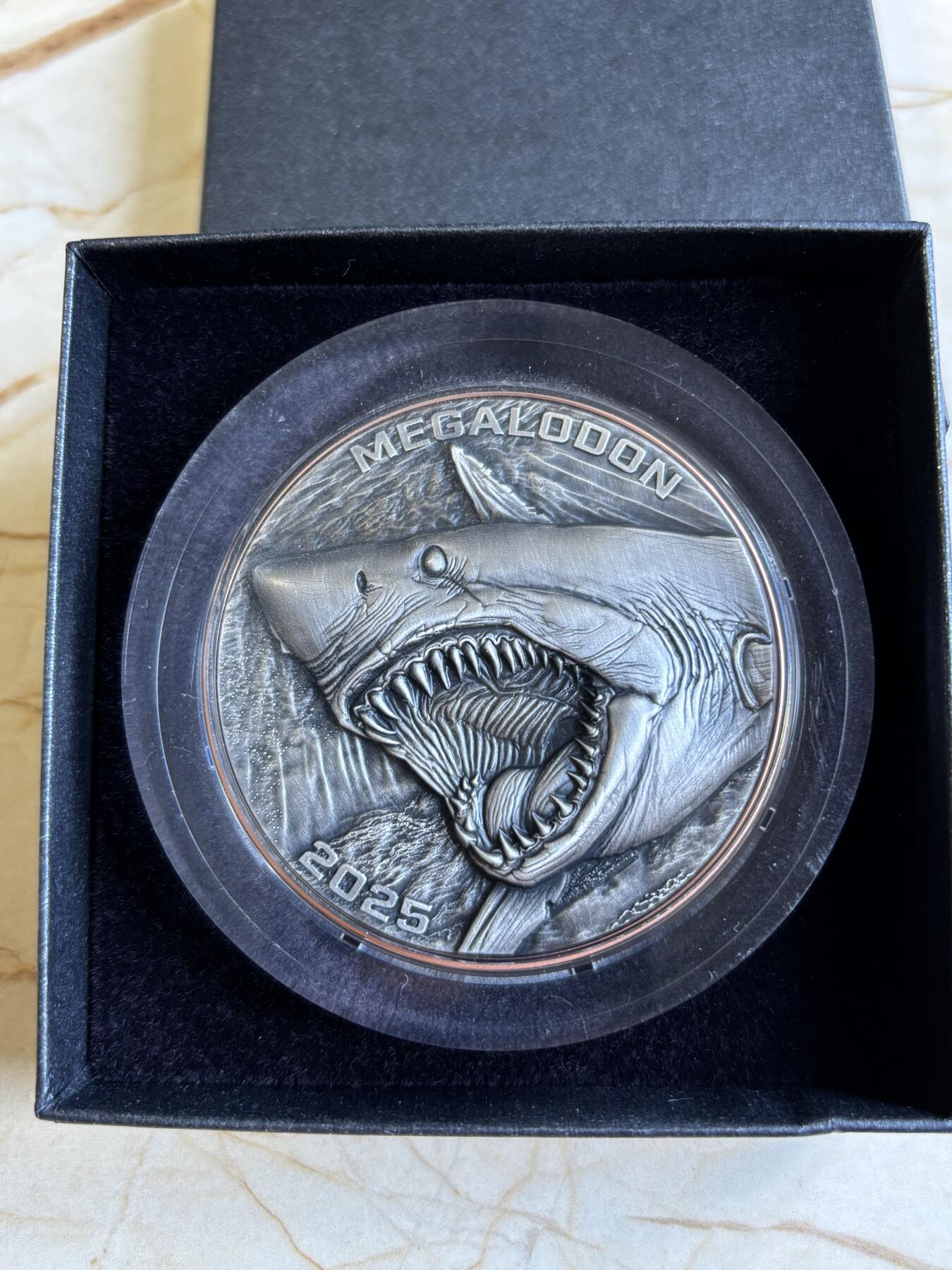 第197期拍卖 瓦努阿图2025年恐龙时代5巨齿鲨银铜双金属纪念币，999银+铜，10克+145克，发行1999枚