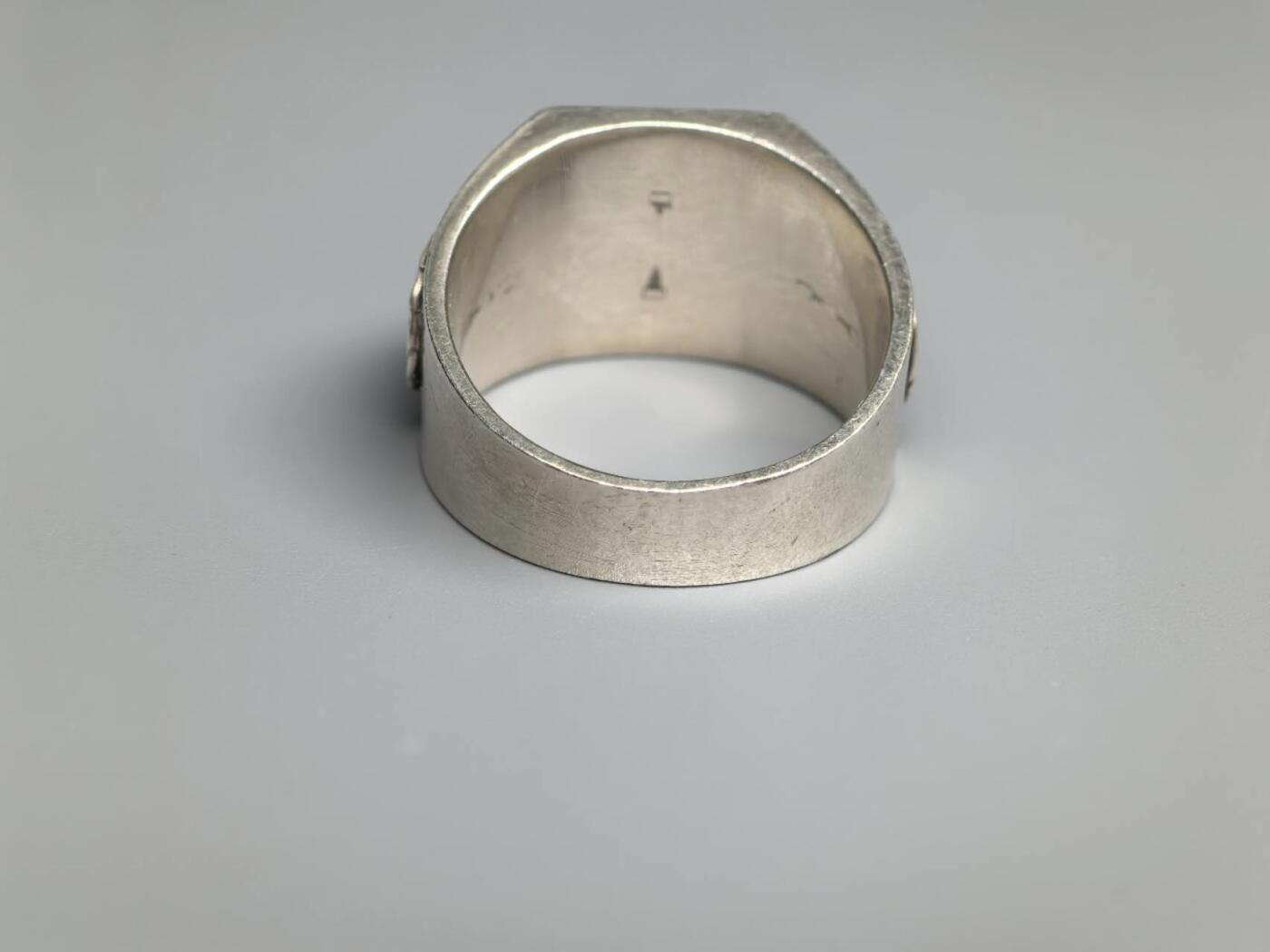 小驴勋章奖章收藏4月11日周六晚六点拍卖（珍爱和平，收藏战争，铭记历史，勿忘国耻，忠党爱国。有偿代拍，送拍规则在简介最后，参拍须阅读规则后再参拍，关系到运费包装发货时效真假辨别等关键信息，拍卖时不再发原图，看大图店主微信码在拍卖店铺介绍里） 现代工艺品 AH纪念戒指 银质珐琅 港码22号