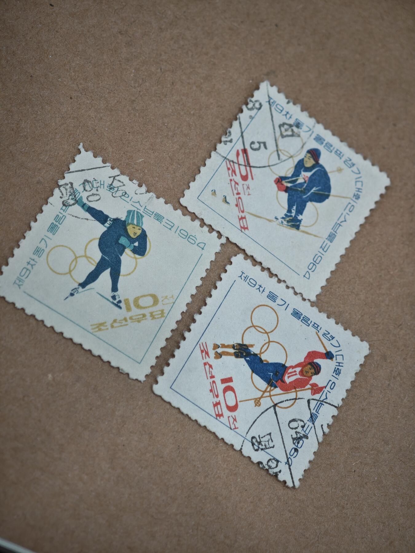 橙子收藏第八期(社会主义国家邮票专场) 朝鲜邮政于1964年发行的“第9届因斯布鲁克冬奥会”纪念邮票，全套共3枚。  发行背景：1964年1月，第九届冬季奥运会在奥地利因斯布鲁克举办 🇦🇹，朝鲜邮政同步发行了这套体育主题邮票以纪念盛会。